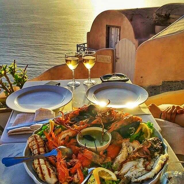 Kastro Oia Restaurant in Santorini | Luxevacay