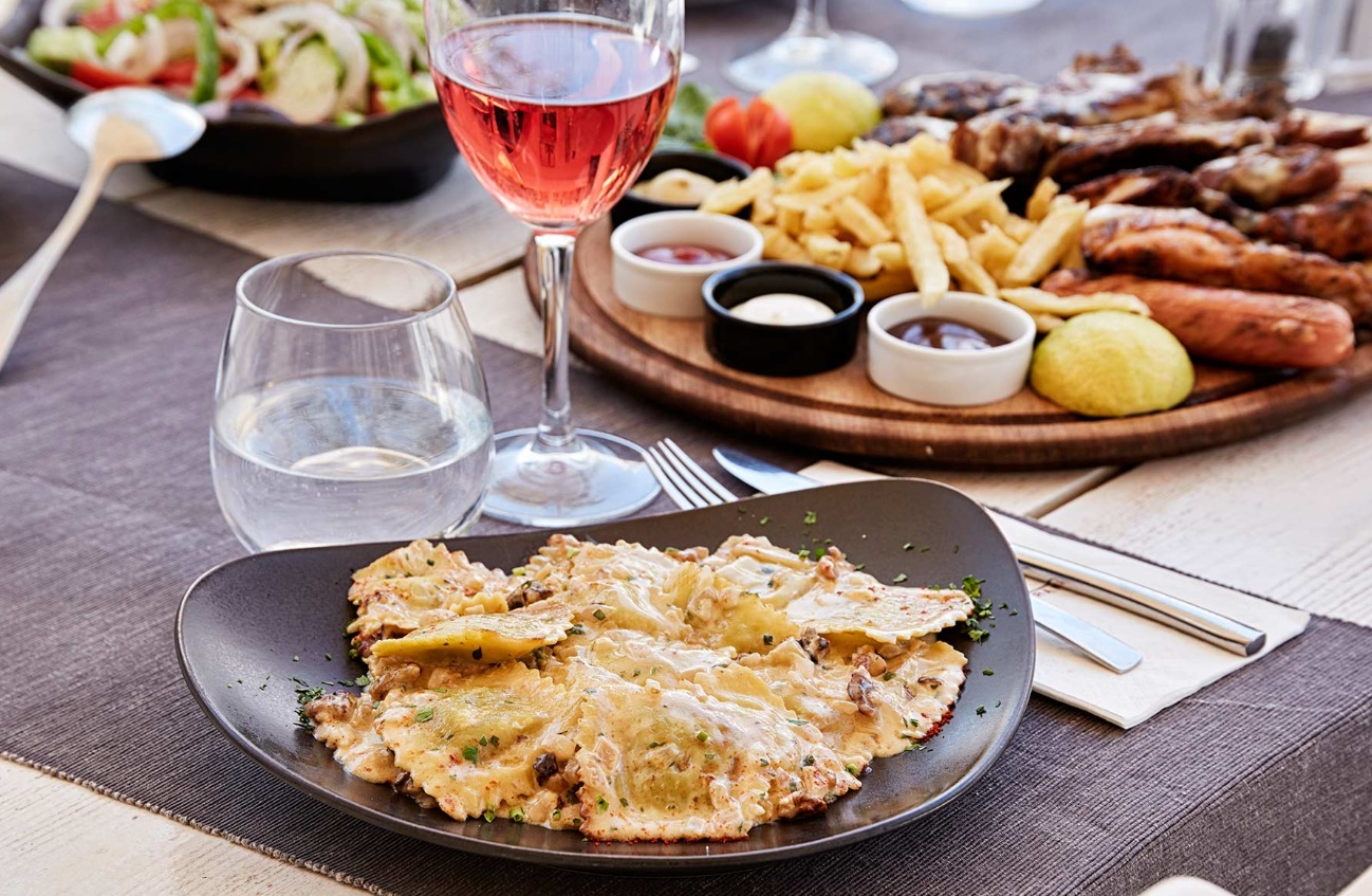 Argo Restaurant in Santorini | Luxevacay